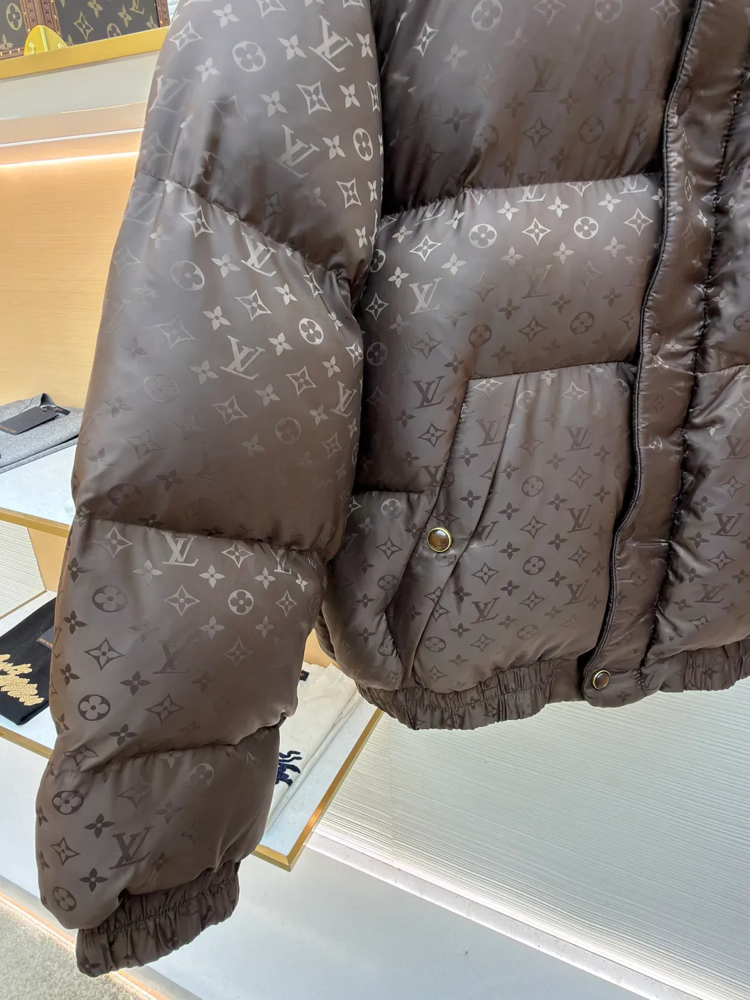 LOUIS VUITTON SKI ski series printed down jacket ●Original version: 35000 purchased and developed ●Item number: 1682303-C75 ●Fabric: white goose down fabric ●Technology: mechanical down filling ●Color: brown ●Version: fitted version ●Weight: about 1750 grams ●Size: 48-50-52-54 ●Description: This LV dark pattern down jacket is made of customized jacquard fabric technology: the body is made of high-gloss nylon material, and the whole body is embossed with Monogram dark pattern. The seamless fusion of pattern and fabric is achieved through fine heat pressing technology, which has both texture and recognition. It adopts zoned down-filling quilting technology, and divides the down-filling areas according to ergonomics to ensure warmth. At the same time, it avoids bloat; the hooded design is equipped with an adjustable drawstring (with leather trim), and the double-button closure on the collar enhances windproofness. The pockets are three-dimensional patch pockets + hidden snap button structure. The cuffs and hem are edged with elastic ribs. The metal snap buttons in the details echo the brand logo. The overall body is adapted to a variety of body shapes through 3D three-dimensional tailoring, taking into account functionality and luxury. The overall wiring is straight and delicate, the fabric is comfortable and soft, and the color is consistent without color difference. It can be matched with the same style to create a fashionable look and control various occasions. Customized accessories, complete with three standards, same style for men and women!